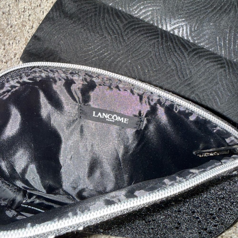 Estée Lauder & Lancôme
Elegant Black and Silver Women's makeup bags/ Clutch Set - Picture 6 of 7